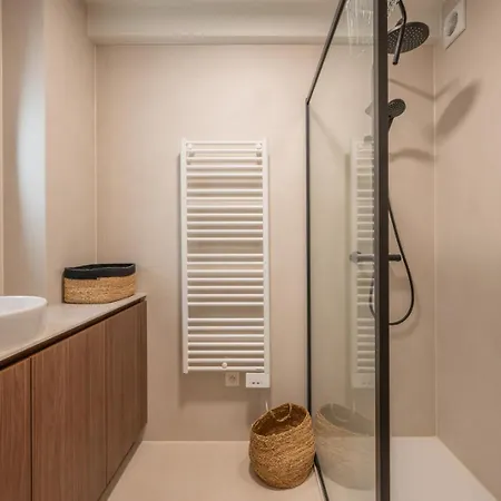 Stylish 2-bedroom Renovated *
